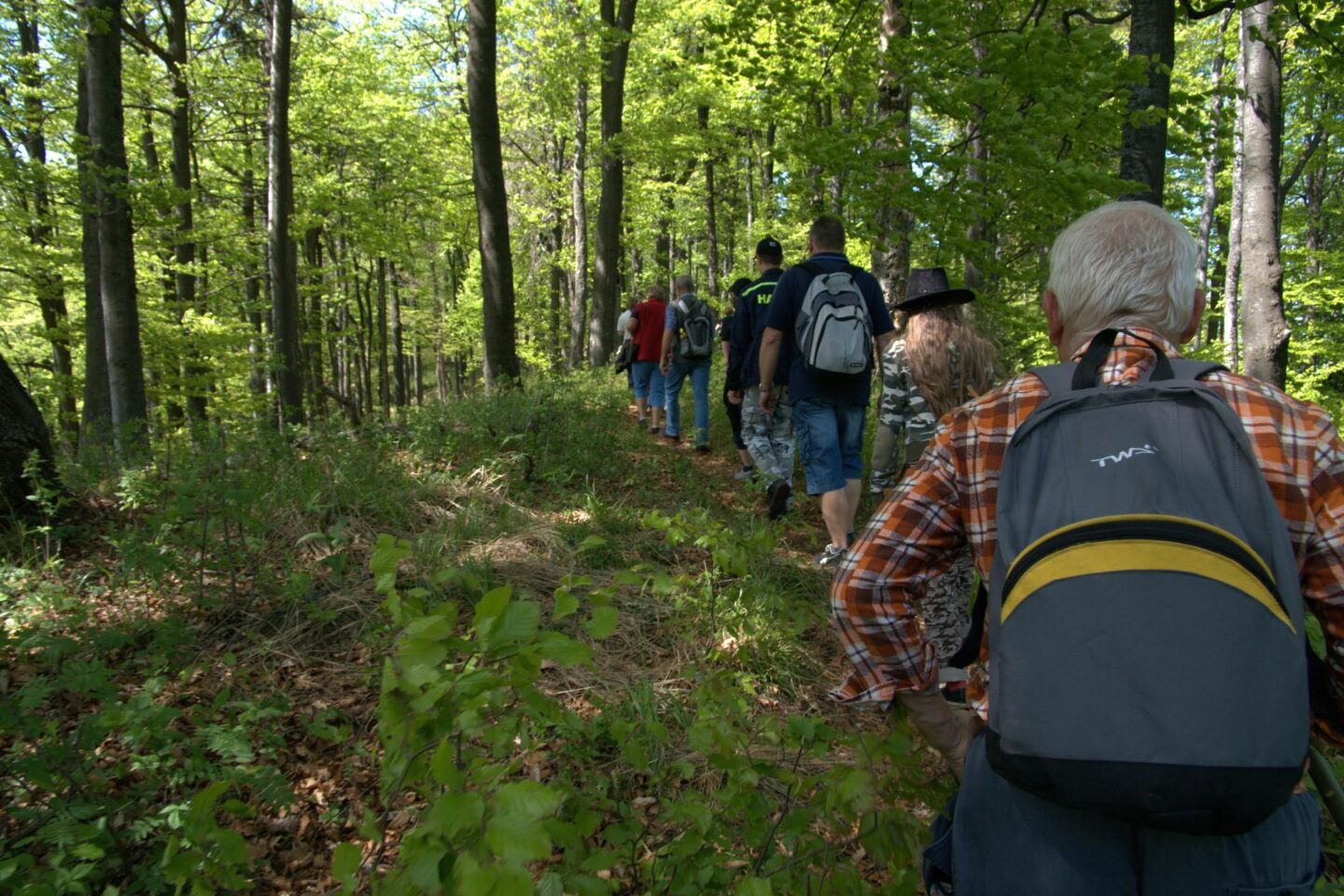 Turisti počas výstupu na Klenovský Vepor pri Klenovci