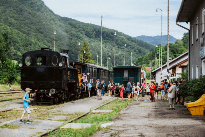 Historický vlak s parným ozubnicovým rušňom TIVc 4296 na železničnej stanici v Tisovci