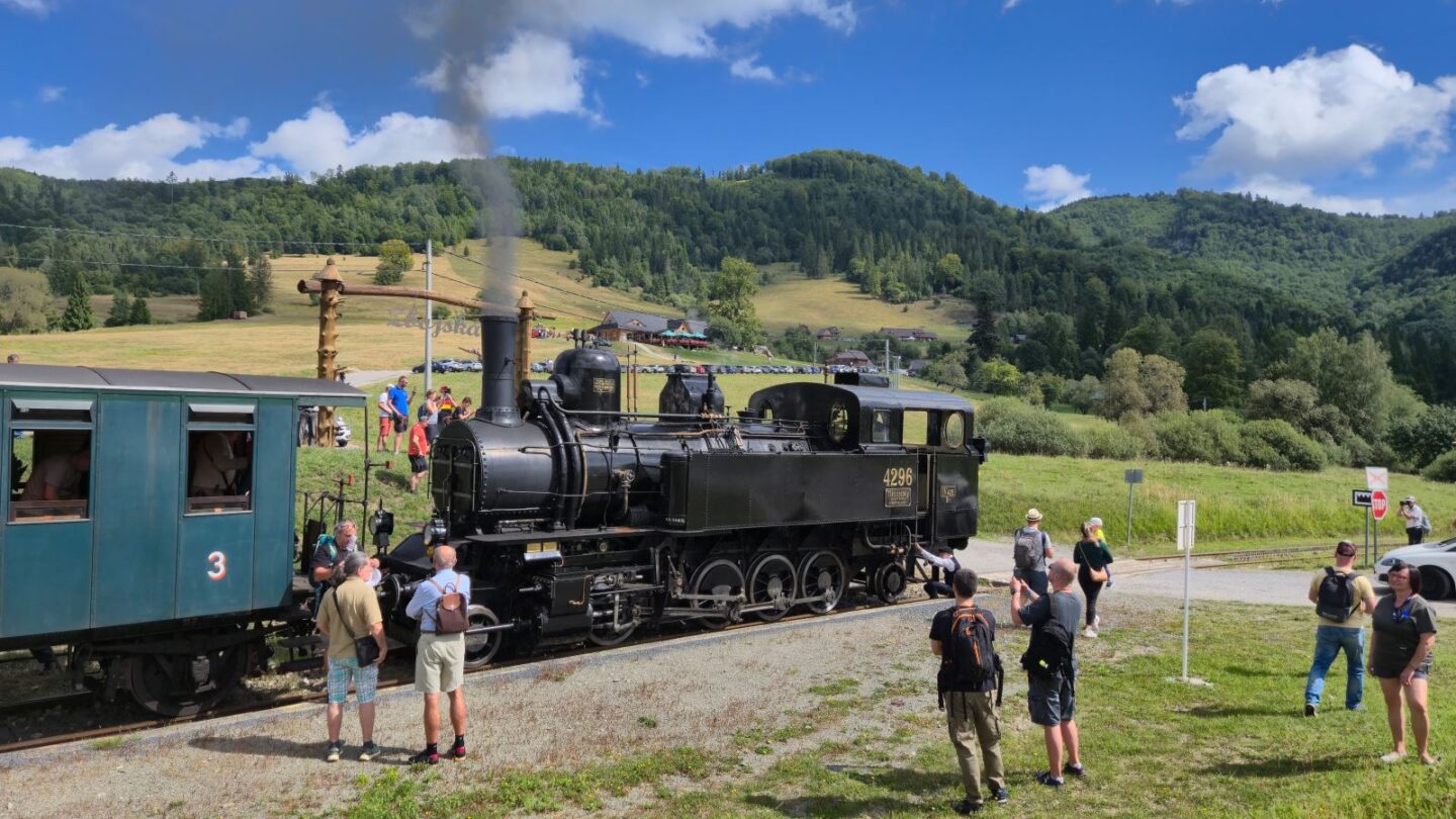 Parný ozubnicový rušeň TIVc 4296 s historickým vlakom na Zbojskej
