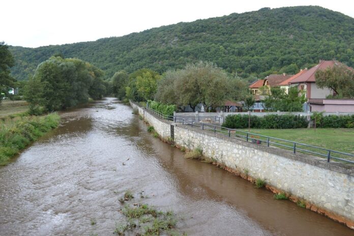 Rieka Slaná s hrádzou, popri ktorej povedie nová cyklotrasa z Rožňavy do Slavca