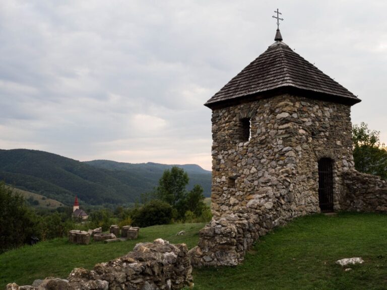Zrúcanina stredovekého kostola Narodenia Panny Márie v obci Lúčka v okrese Rožňava