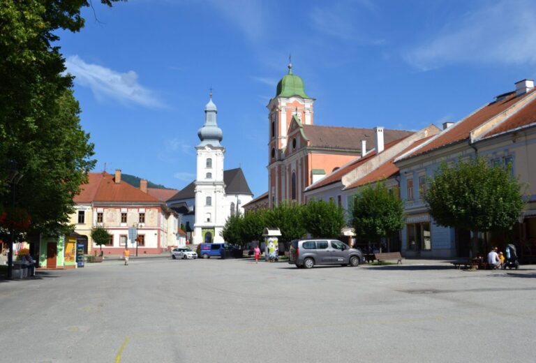 Námestie baníkov v Rožňave s vežami kostolov