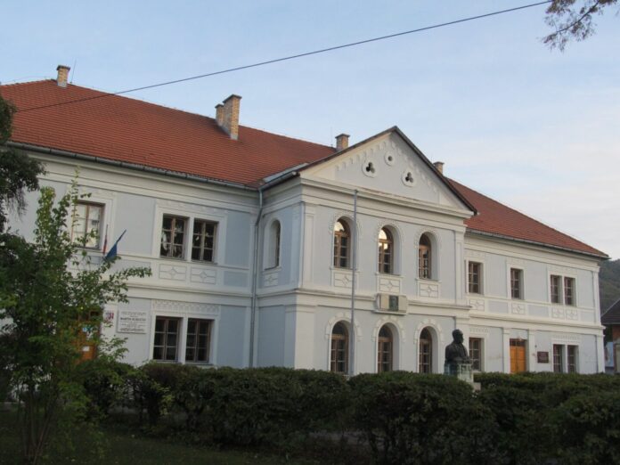 Budova bývalého Prvého slovenského literárneho gymnázia na Železničnej ulici v Revúcej, dnes sídlo Litterry