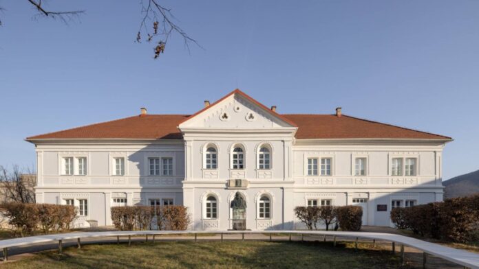 Zrekonštruovaná historická budova Prvého slovenského gymnázia v Revúcej, v ktorej sídli centrum Litterra