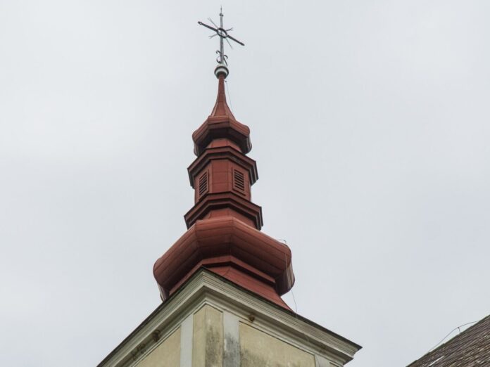 Veža Farského kostola Karmelskej Panny Márie v Bôrke v okrese Rožňava, kde budú pohrebné obrady vdp. Gábora Eigela