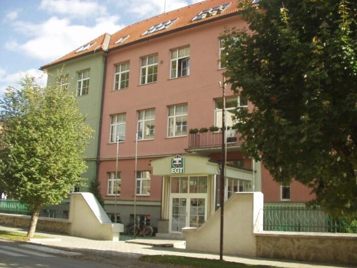 Budova Evanjelického gymnázia v Tisovci so znakom EGT nad vchodom