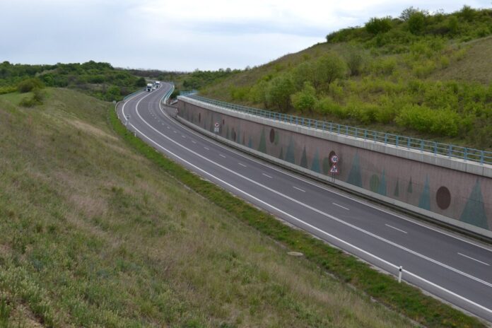 Rýchlostná cesta R2 pri Ožďanoch v okrese Rimavská Sobota