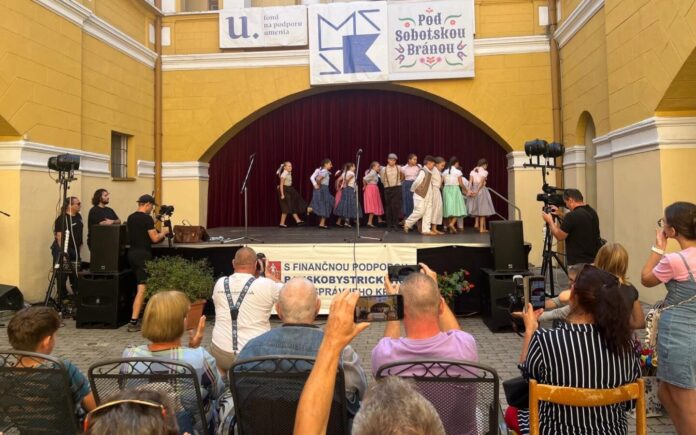 Detský folklórny súbor na pódiu na nádvorí Čierneho orla v Rimavskej Sobote počas slávnosti Pod Sobotskou bránou