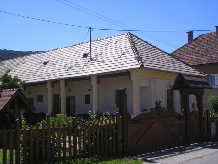 Tradičný dom s vyrezávanou drevenou bránou v Krásnohorskej Dlhej Lúke