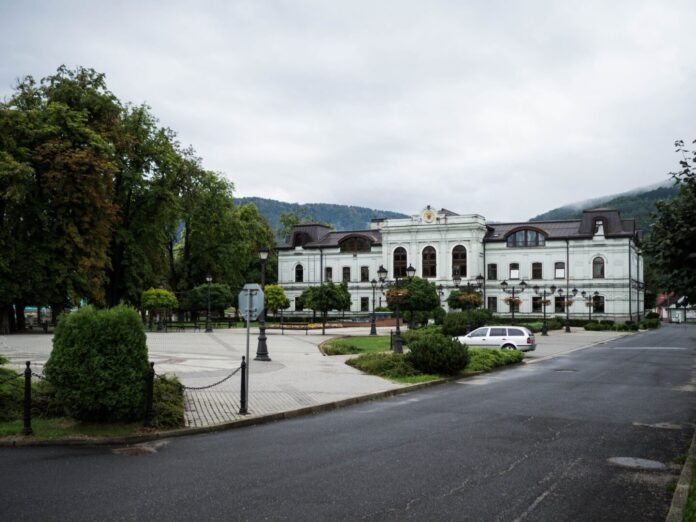 Centrum Revúcej s historickou budovou a upraveným námestím, dejisko Jesenných slávností