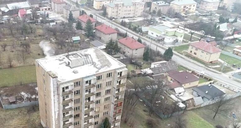 Bytový dom č. 277 na Armádnej ulici v Jelšave, letecký pohľad na budovu pred prestavbou