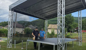 Nové mobilné pódium s prestrešením v parku obce Rakovnica