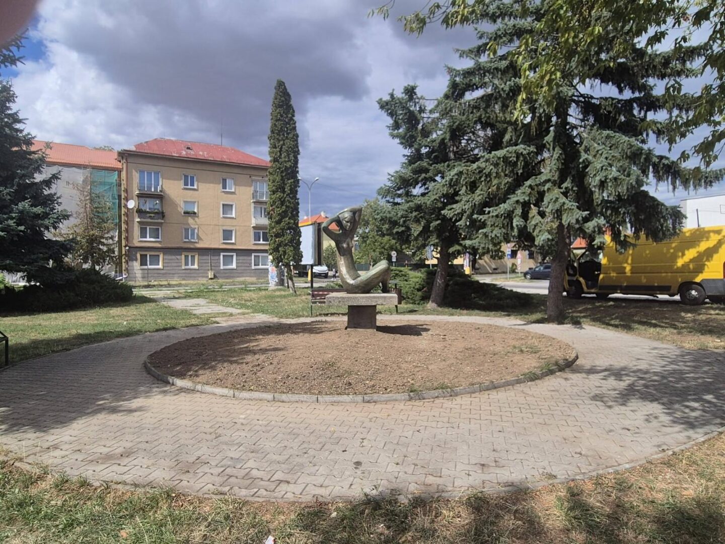 A Dievča plasztika a rimaszombati Družstevná utcai parkban a Lux mellett, körülötte új burkolat és padok