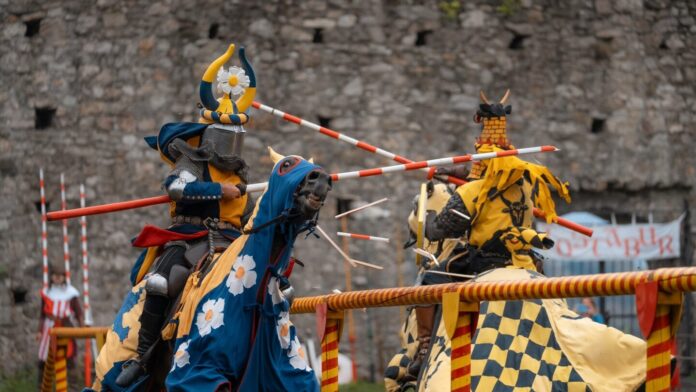 Rytiersky turnaj na koňoch v podaní skupiny Tostabur, ktorá vystúpi na festivale Z histórie Gemera-Malohontu v Rimavskej Bani