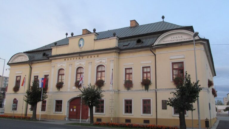 Budova mestského úradu v Revúcej, kde sídli vedenie mesta, o ktoré sa uchádzajú štyria kandidáti vo voľbách 24. októbra 2026